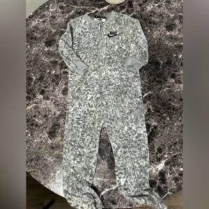 Nike Kids Speckled Gray Footie sleep 9M